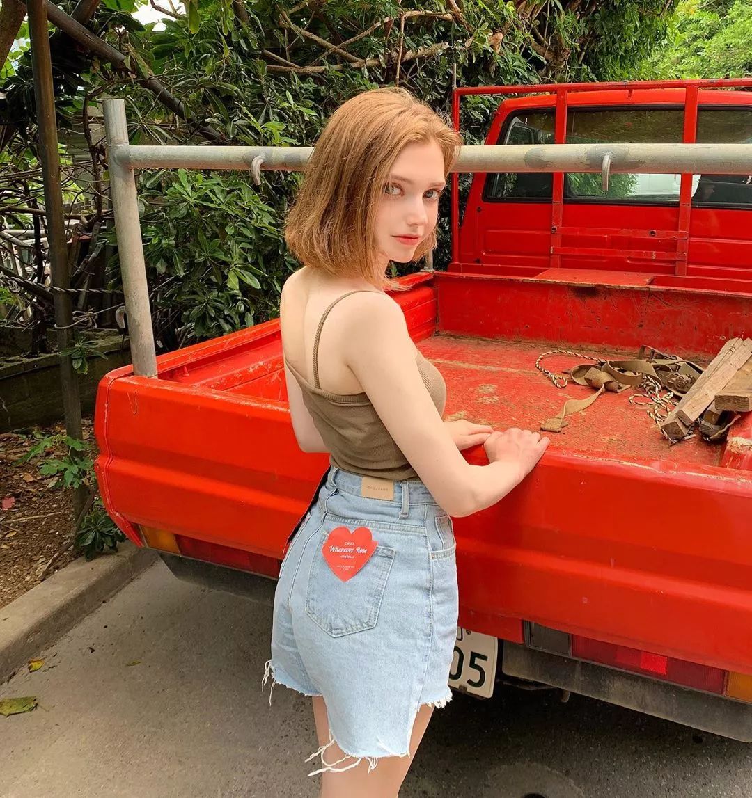 所谓人间尤物这个98年的混血模特算吗