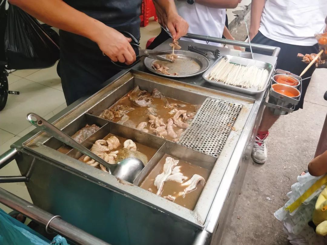 来晚一点就吃不到的这串牛杂就在市场入口