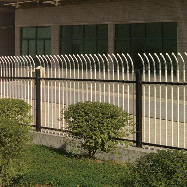 阳台上的护栏主要是保护家人安装,装饰阳台的作用,它作为一个安全防护