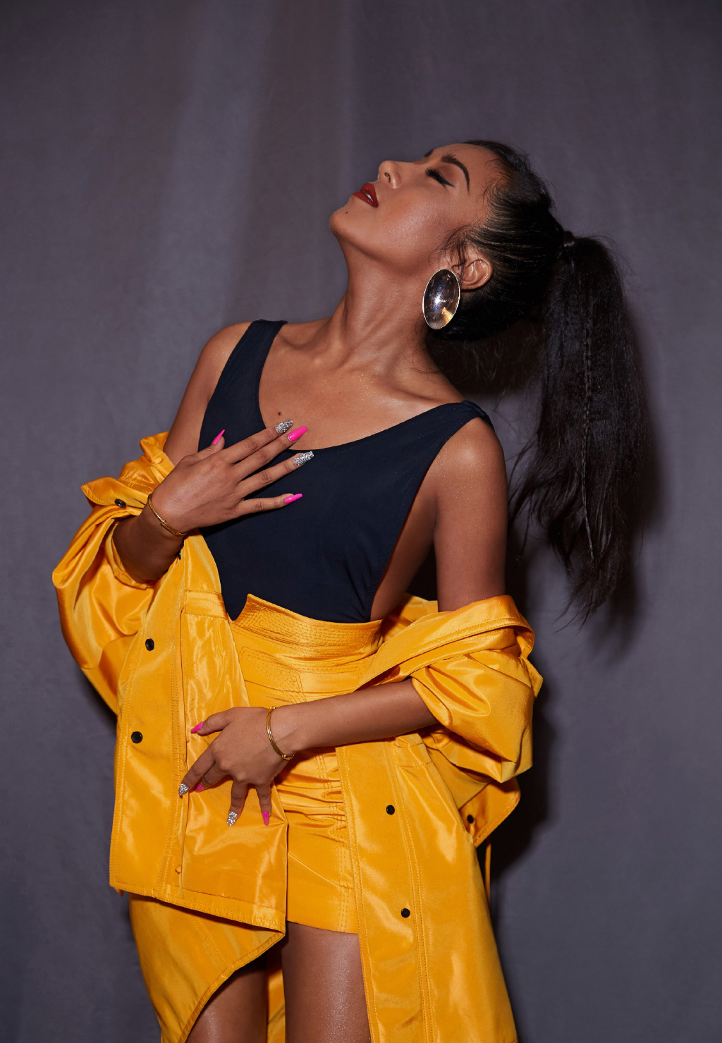 原创最美黑皮女明星吉克隽逸豹纹皮裤随意穿黑皮女孩的穿衣教程