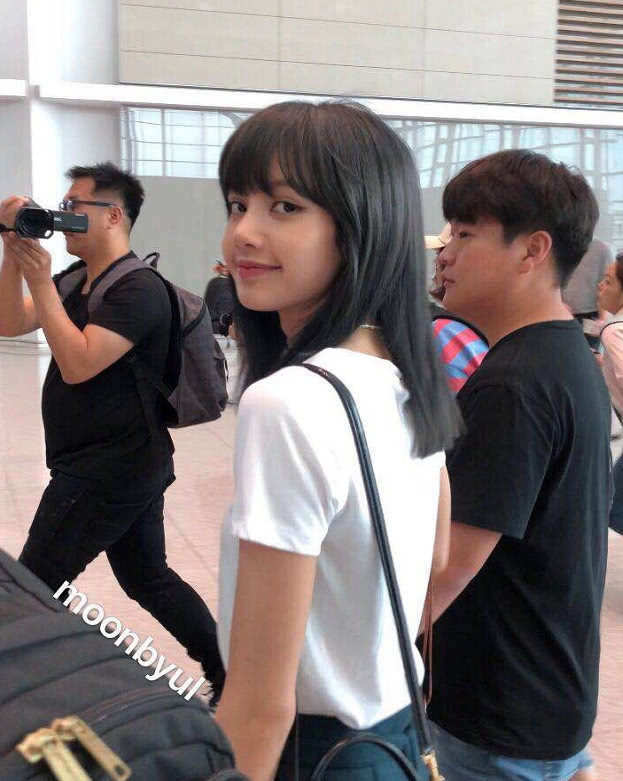 lisa身穿白色t恤搭配高腰长裤现身机场尽显身材高挑与纤细