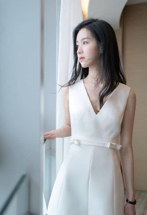 陈都灵和刘恺威拍戏深情拥抱演完害羞捂嘴逃离镜头超可爱