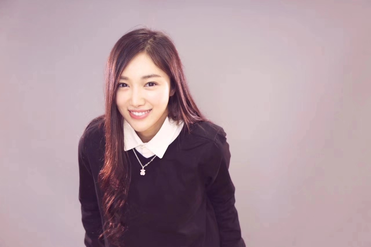 演员林琳奇公益行 为孩子送上17万套《最美课本》_教育