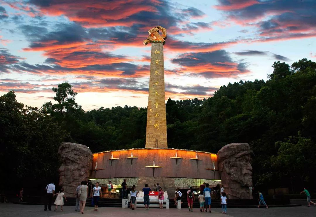 美 》王羿 摄《红色记忆娄山关 》陈斗仁 摄《鸡鸣三省纪念碑》魏运生