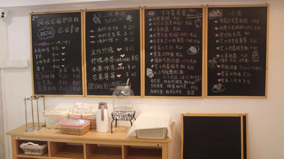 菜单写在墙上四个小黑板上