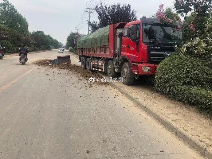 蒙城三輪車撞上滿載渣土車現場