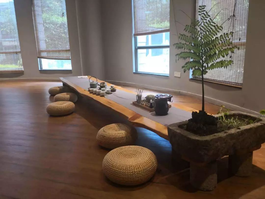 茶,虽萌发于温润之中,但随后,曝晒于烈日之下,静置于寒室之内,杀青于