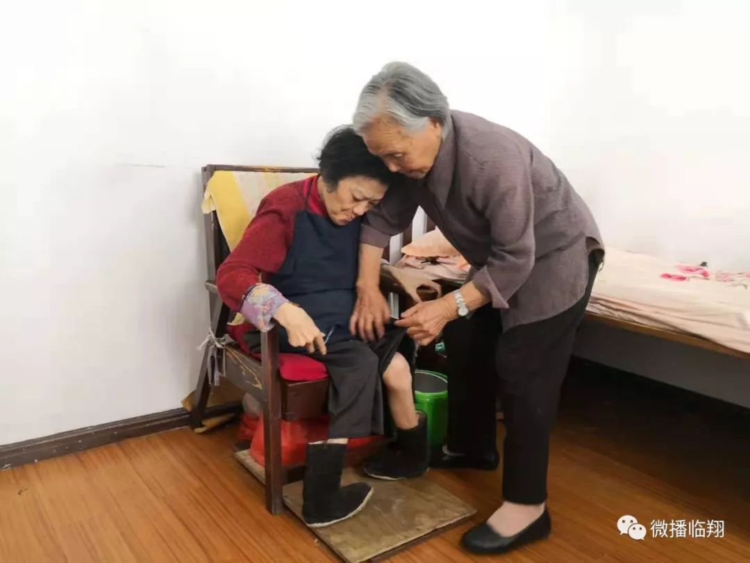 母爱不曾离开临沧86岁母亲李发美守护瘫痪女儿50年