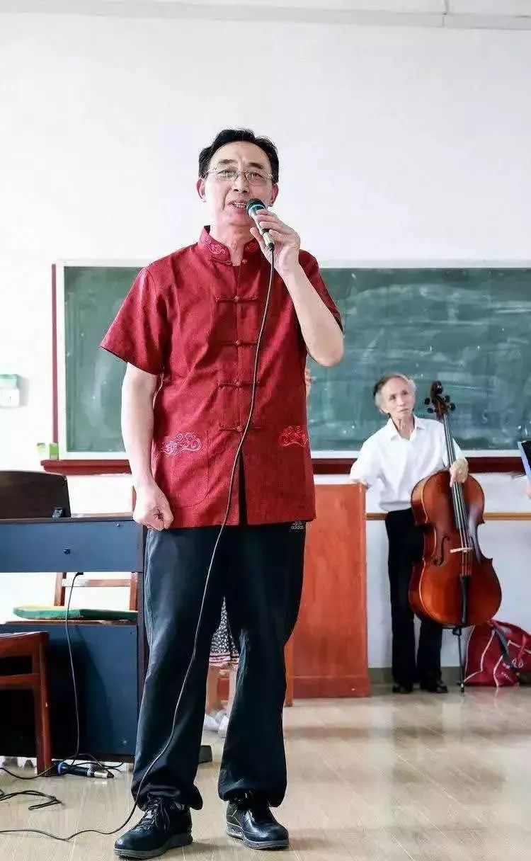 赵班长演唱者:陈海燕 大提琴伴奏:吕志勤老师表演者:曹德亮 李旺喜 余