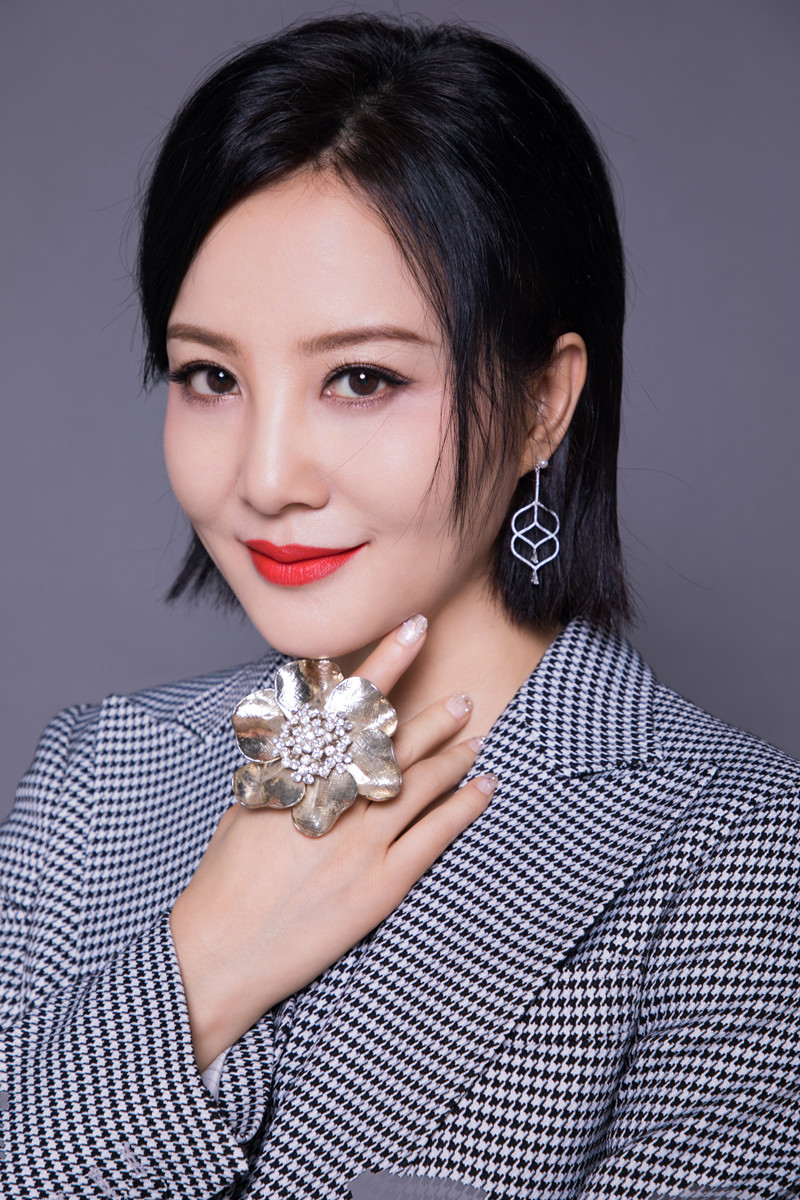 陶红最新时尚大片 攻气十足尽显都市精英魅力