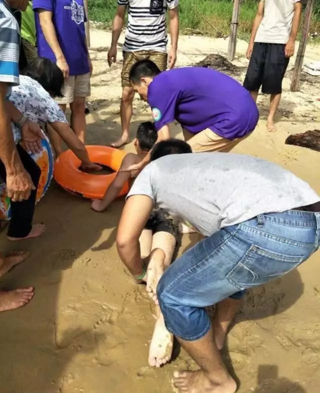 珠海一男子钓鱼被卷入大海,生死不明……_飞沙滩