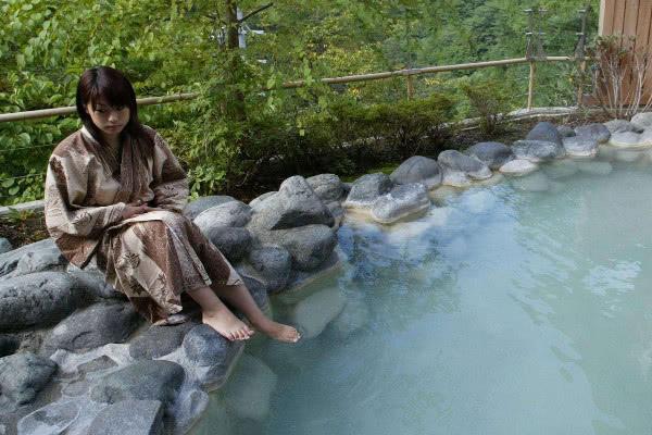 日本人为何"迷恋"泡温泉?游客亲身体会,说出其中猫腻