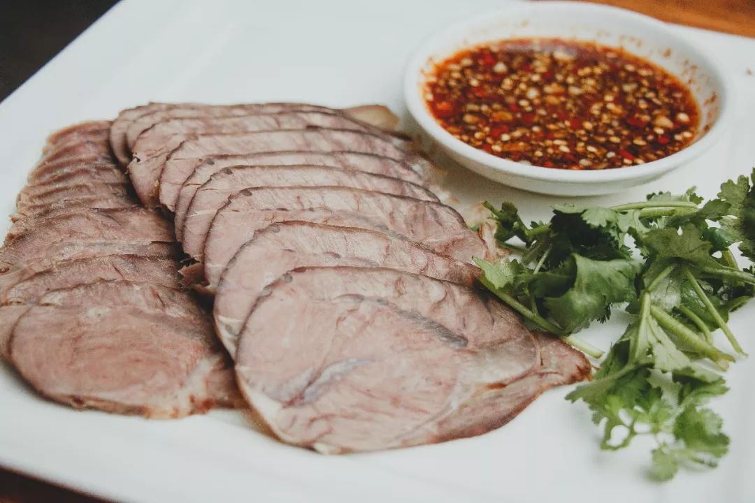 脆皮脑花孜然牛肉餐厅里食客络绎不绝厨房里厨师们从容不迫一道道精彩