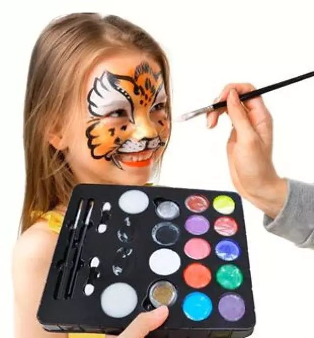 免费为大家进行彩绘,把动物画在脸上我们邀请了专业的彩绘老师免费