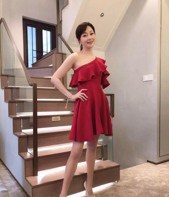 49岁"马小玲"近照曝光,容貌身材似少女,结婚20年至今无子!_万绮雯