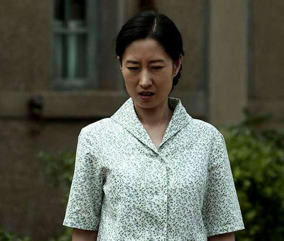 女星演农村人,刘敏涛接地气,巩俐依旧女神,看到闫妮:笑到喷饭