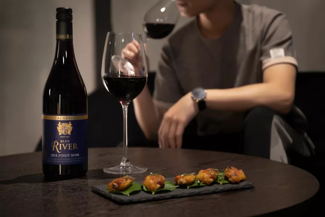 黑比诺红葡萄酒,带你领略尊贵优雅的典范