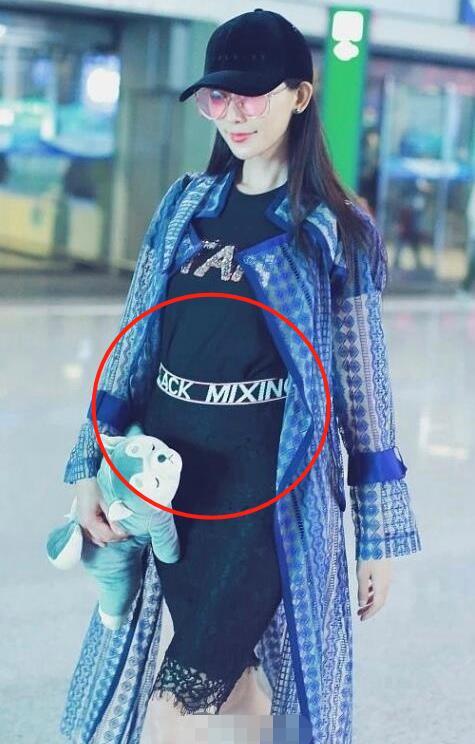 林志玲机场用玩具熊遮孕肚?工作人员否认:假的,那是去年的旧图