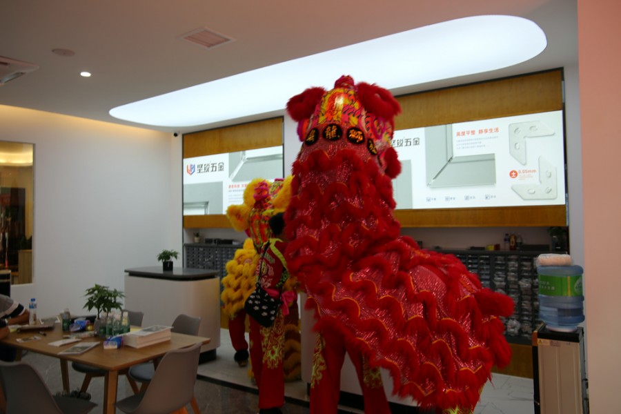 中现金大奖拿礼品手软还有舞狮助兴表演坚锐五金大搞也