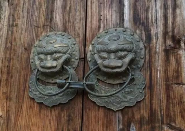 汉代寺庙多装饰铺首,以作驱妖避邪.