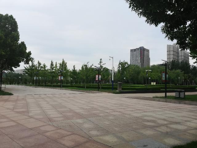 随手拍山东德州市委大楼前的小广场