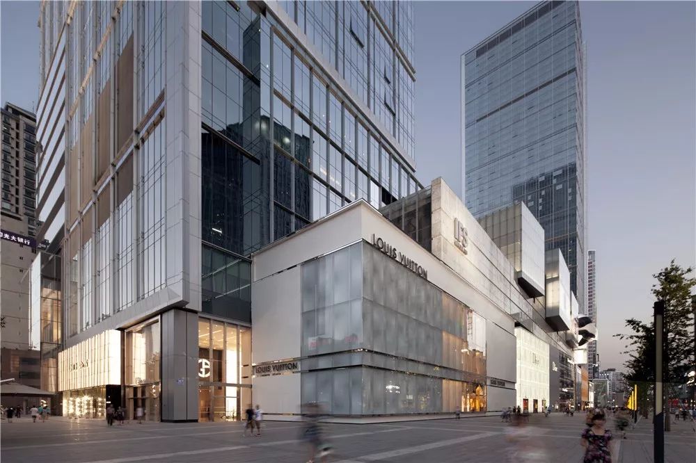 成都ifs是以香港海港城为模范建造,以"城中城"为设计理念,在成都最