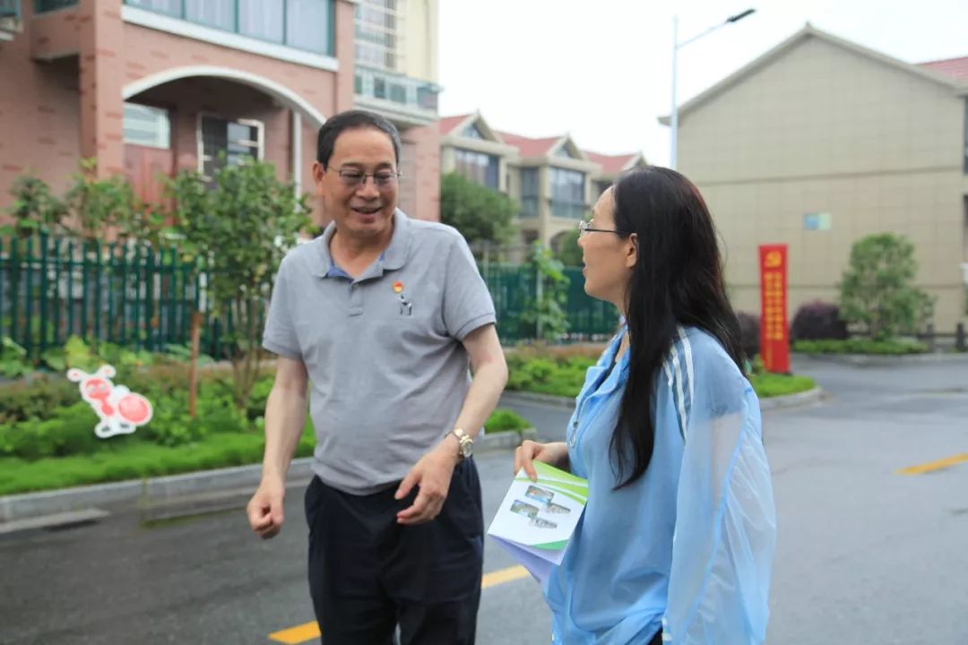 云龙镇党委书记洪峰接受记者采访等几处地方云龙律云法律工作站与上