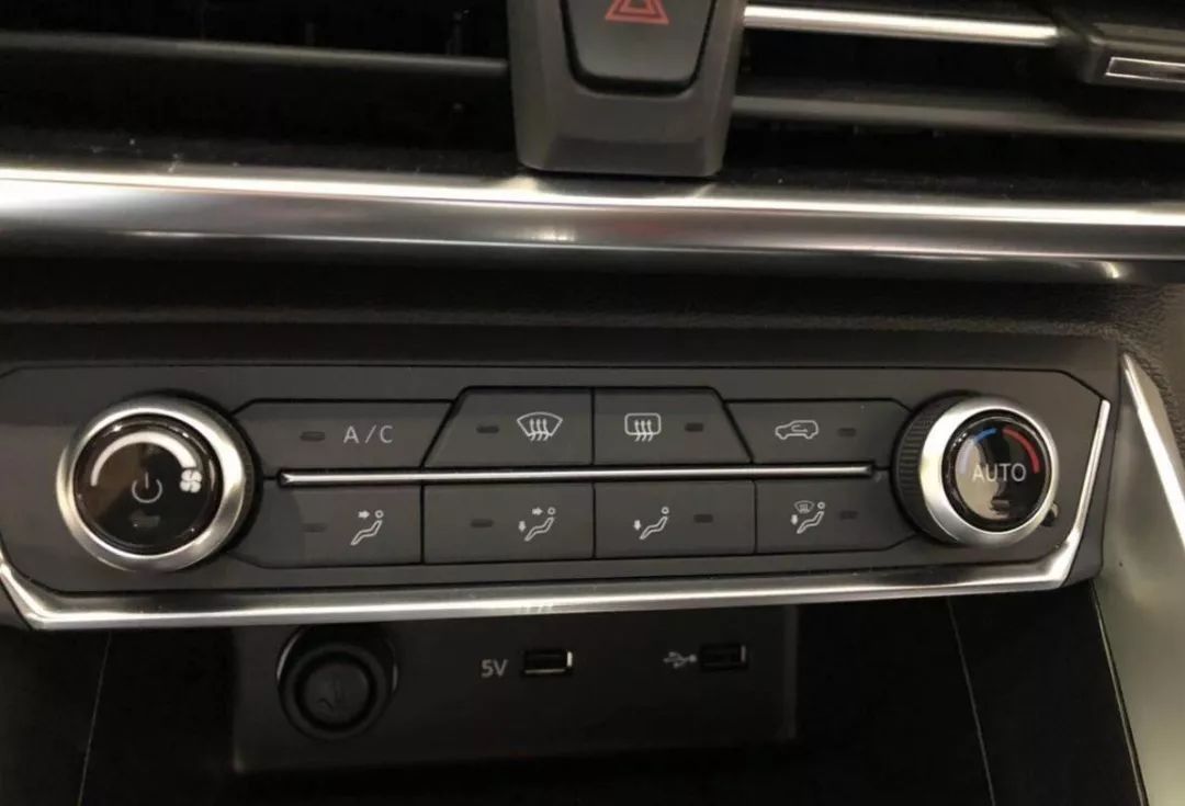 近期有车主问我说:车内空调控制区有一排按钮,他大概了解,但具体用法