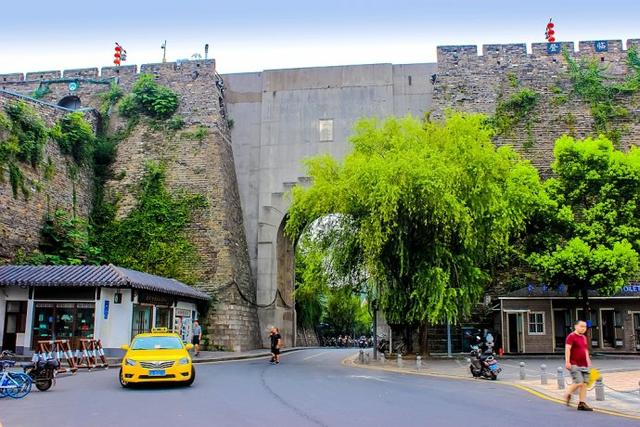 解放门是1954年新开的一道城门,为玄武湖的一个重要入口.