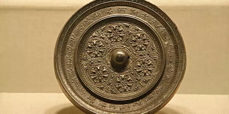 山西阳城地处中条山区,为中国生铁冶铸术的重要留存地,犁炉炼铁和犁镜