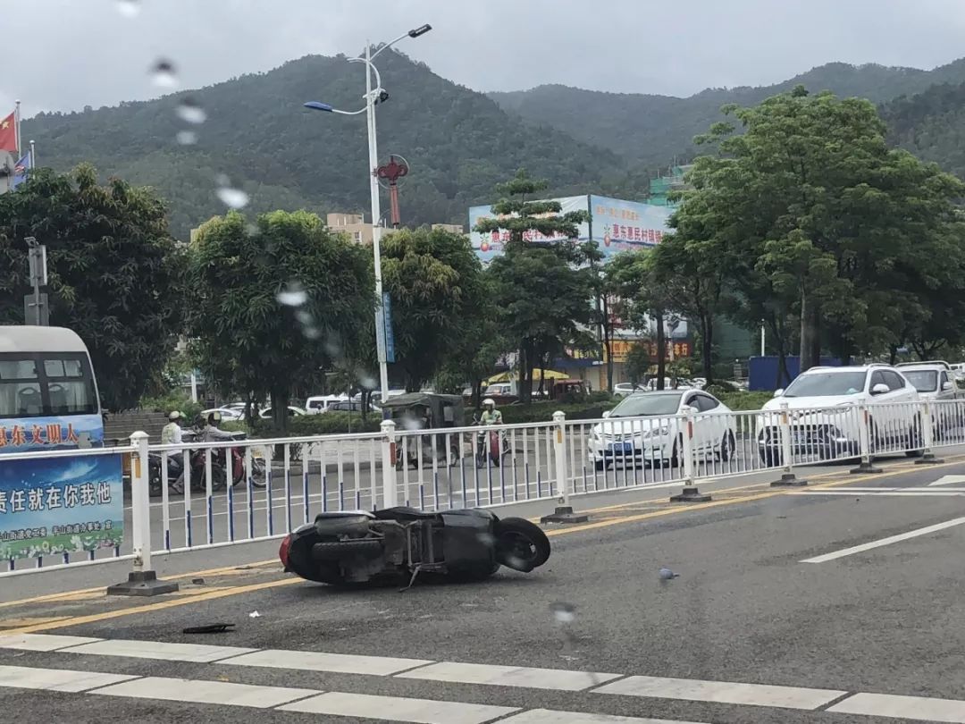 惠州惠东这里路段,又发生2起事故,现场.