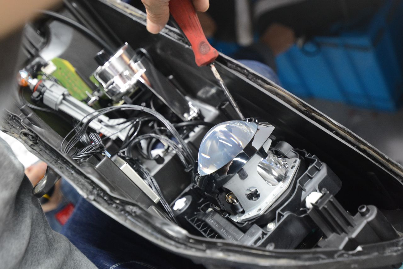 大众途锐拆掉原车氙灯改装欧司朗透镜套装夜间行车更有保障_搜狐汽车