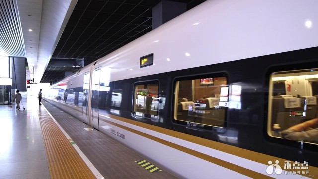 始发开往重庆北的d2212列车和6点42分始发开往云南玉溪的g1421次列车