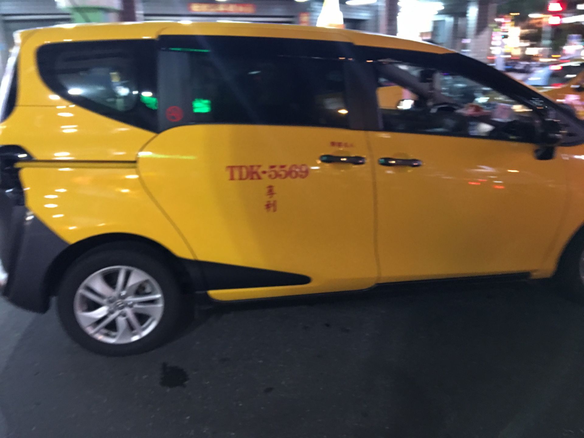 宝岛台湾高雄计程车小黄实拍 最好的大奔驰e320 v6