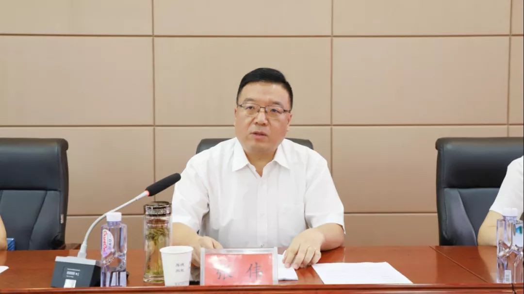 甘肃路桥建设集团总经理张伟对新员工们选择甘肃路桥表示热烈欢迎!