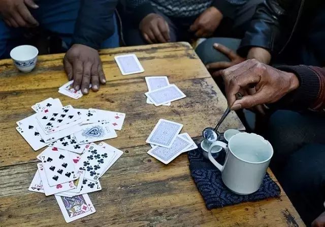 家乡的长辈们也会这样玩扑克牌,有趣的惩罚让他们看起爱那么朴实可爱.