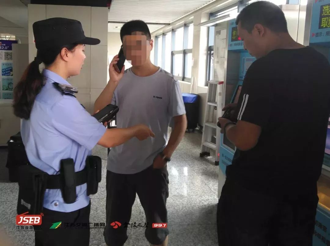 最美女警暴雨中走红休完产假刚刚三天