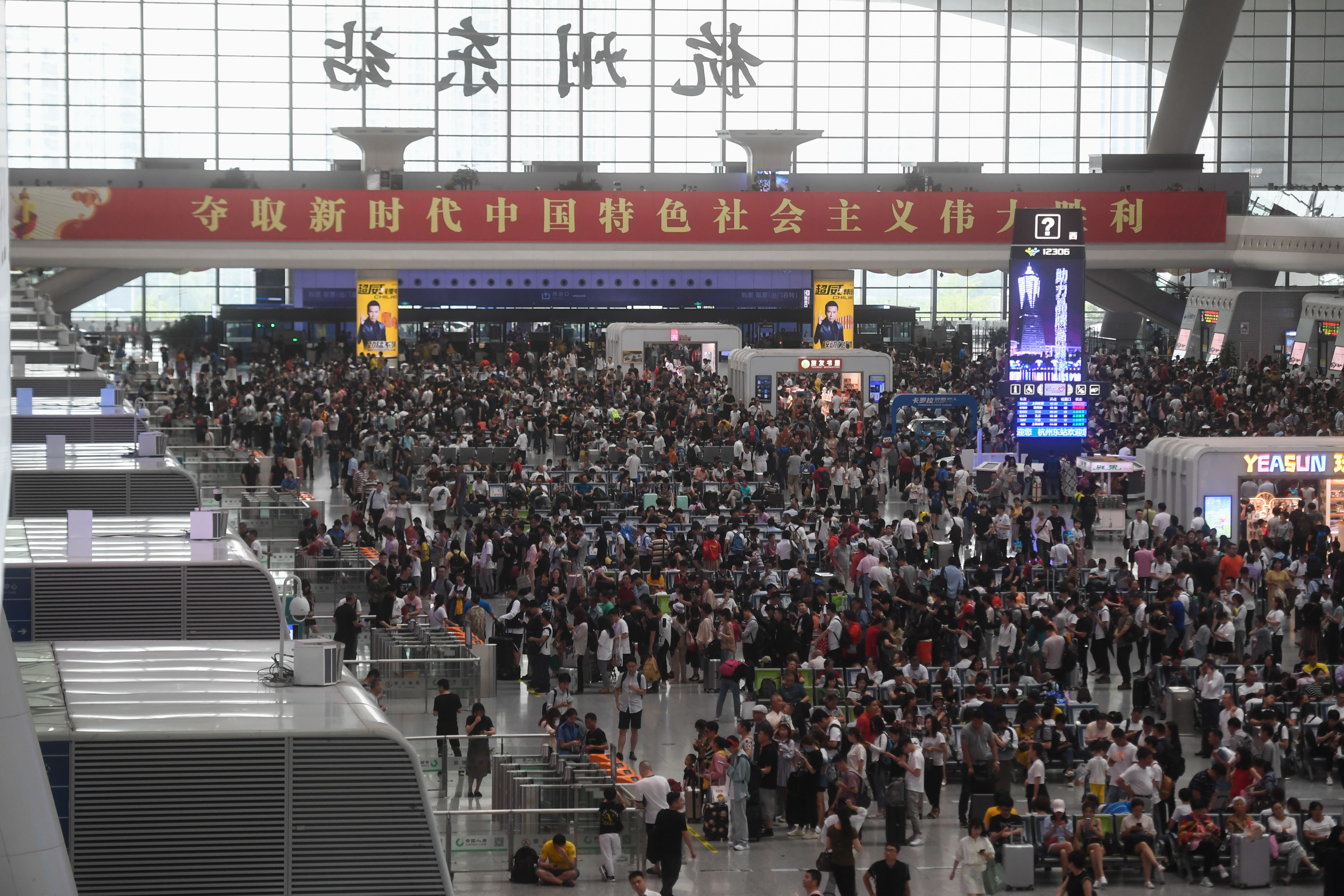 7月10日,旅客在杭州东站候车大厅排队候车.