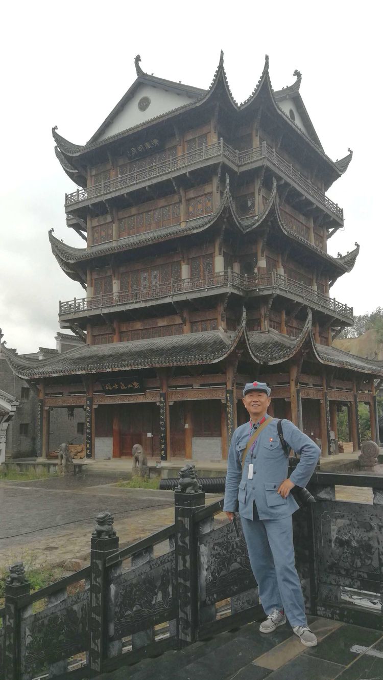 猴场会议会址对面有一座纯木结构的古建筑