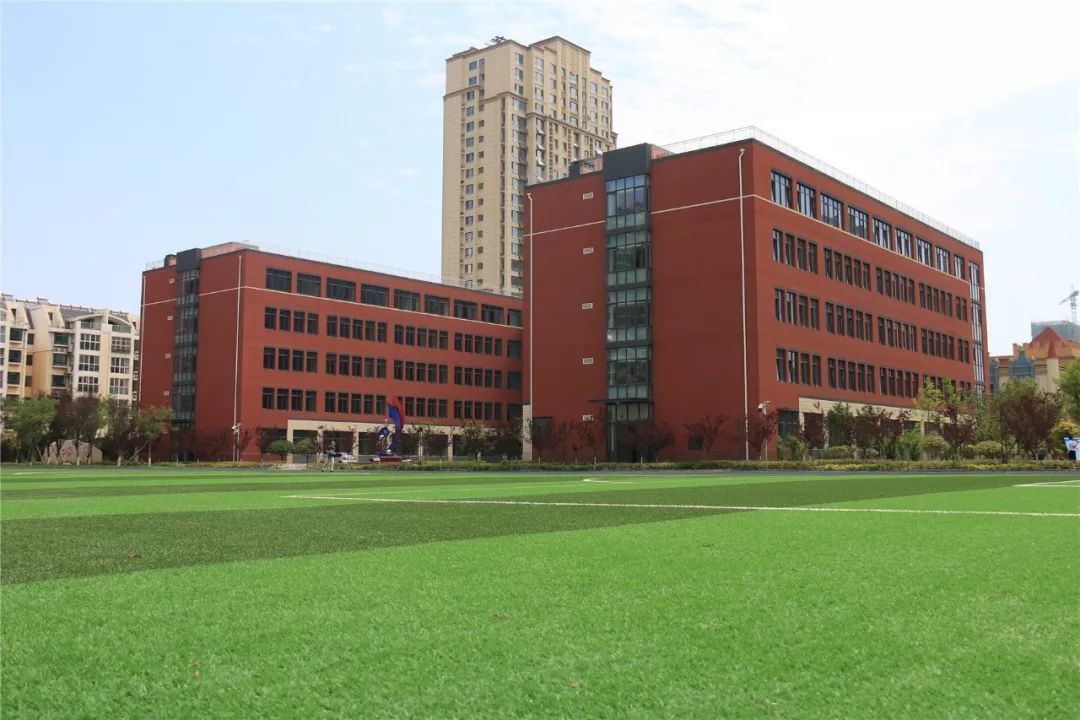 工程现场 在日照港第一小学 日照港第一幼儿园 泰安路中学建设现场 在