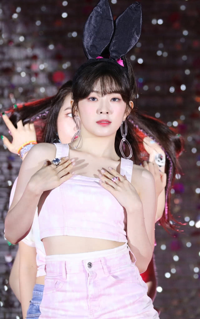 裴珠泫穿背心套装裙跳舞,抬手的那刻网友炸锅,感觉不会再爱了!