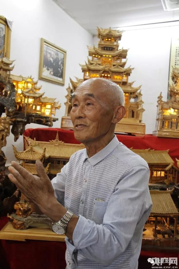 作为非物质文化遗产"土家微缩竹雕"技艺传承人,王仕辉收了17个徒弟