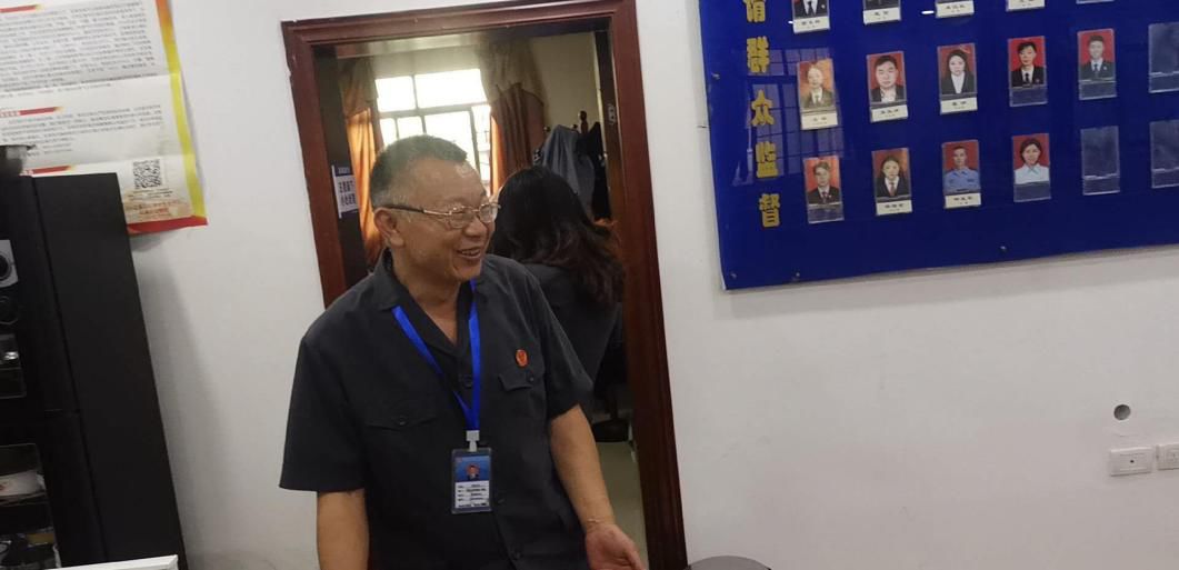 慈眉善目的谢东林被年轻法官亲切称为"谢叔"榜样,就在我们身边"他在