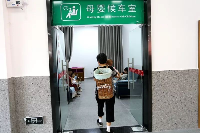 温馨的母婴候车室母婴候车室特别开设了哺乳区,休息区,带孩子的旅客