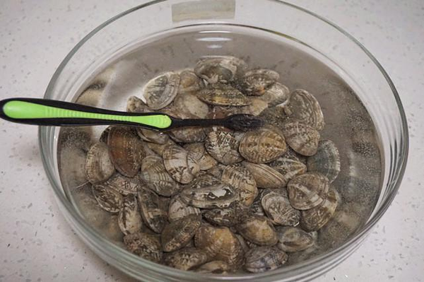 首先,我们从市场上购买新鲜的花蛤,然后在购买后将它们浸泡在淡盐水中