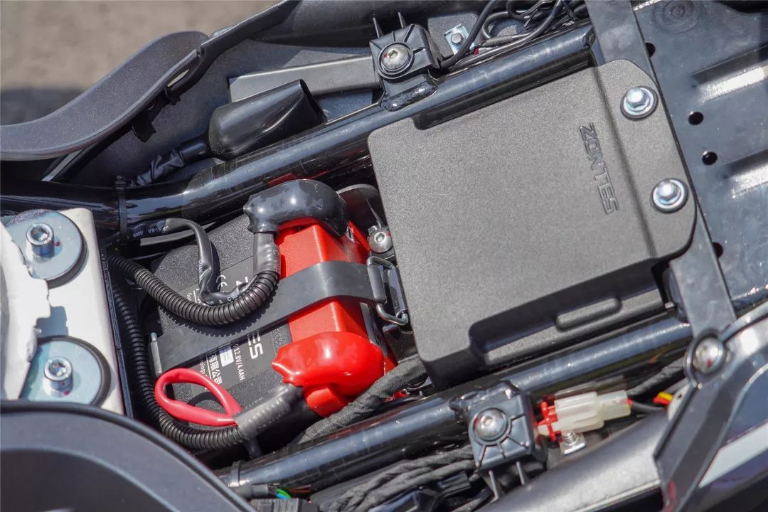 中国摩托车联合测评升仕zontes310v国产网红运动巡航