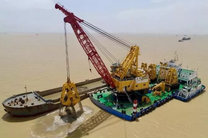 智能抓斗挖泥船实现隧道基槽精准施工