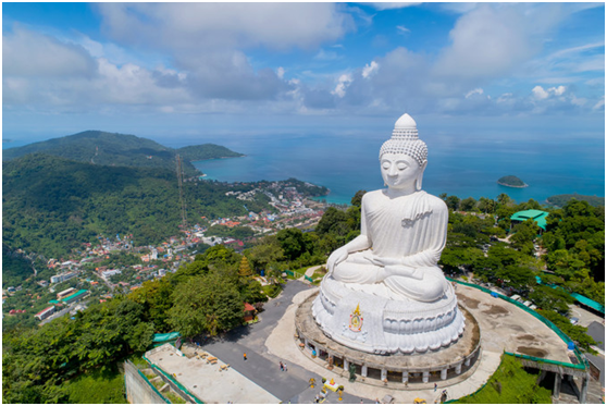 2, 山顶大佛查龙寺位于普吉岛南部的查龙湾内,是普吉岛上最大,香火最