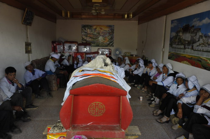 白依人的丧葬习俗-搜狐大视野-搜狐新闻