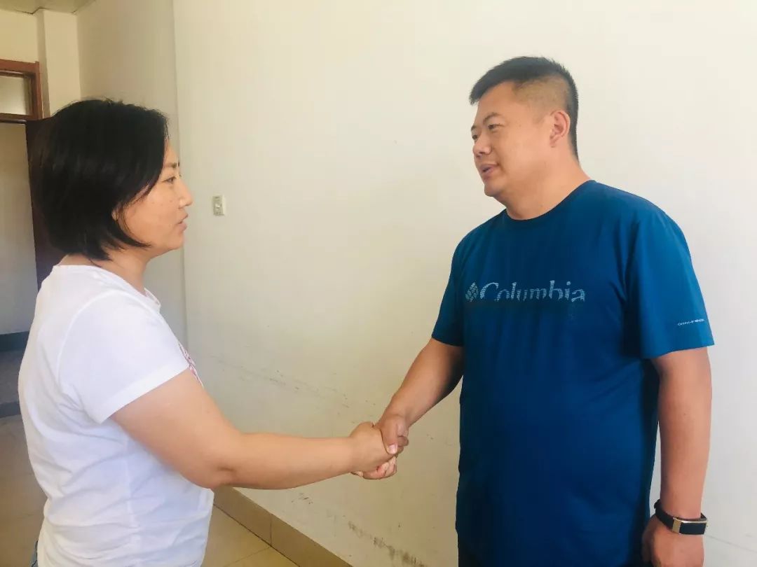 紧急时刻,大庆一男子连闯4个红灯送伤者……_季建华